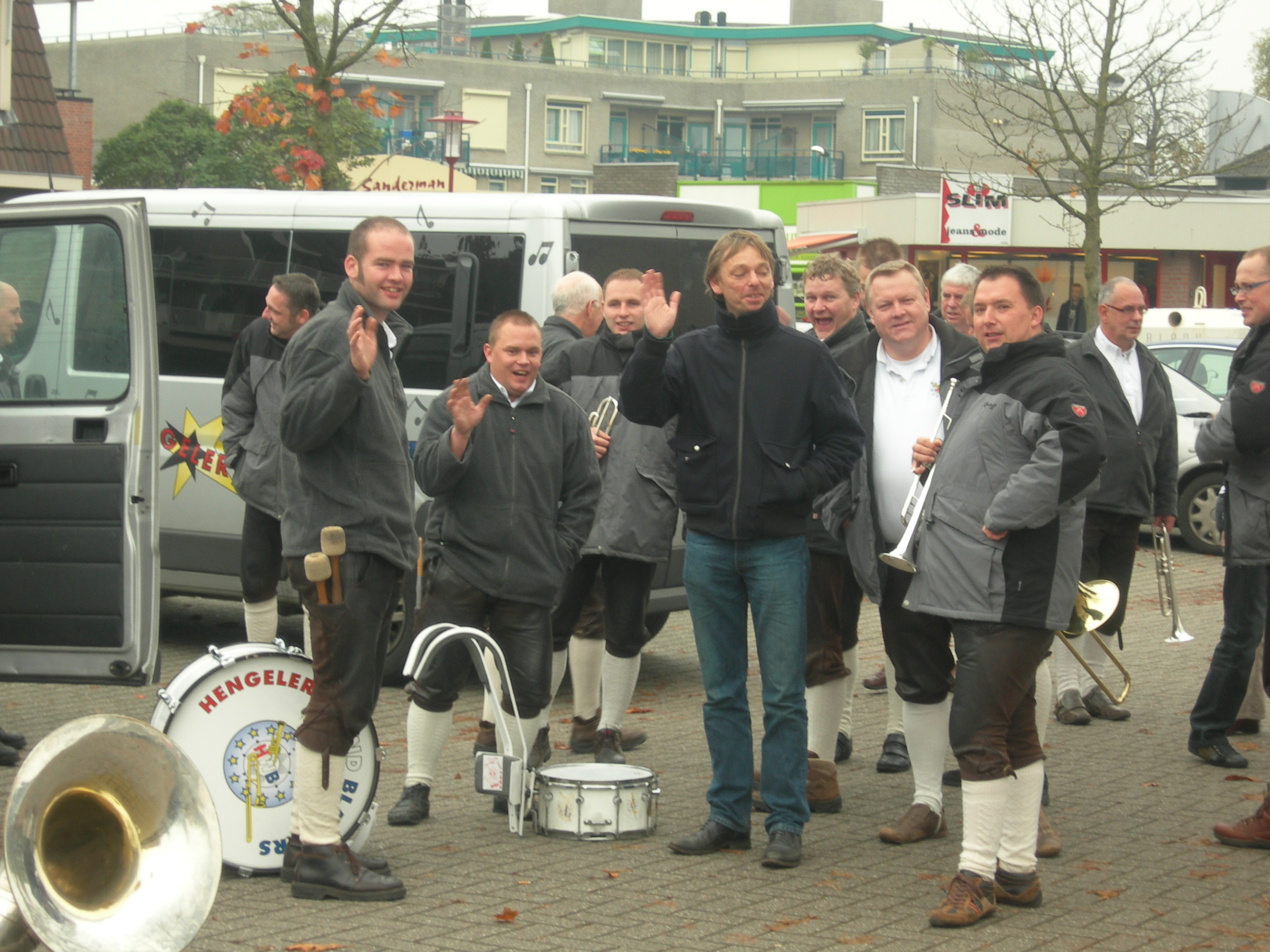 Huub Vinken with strangers