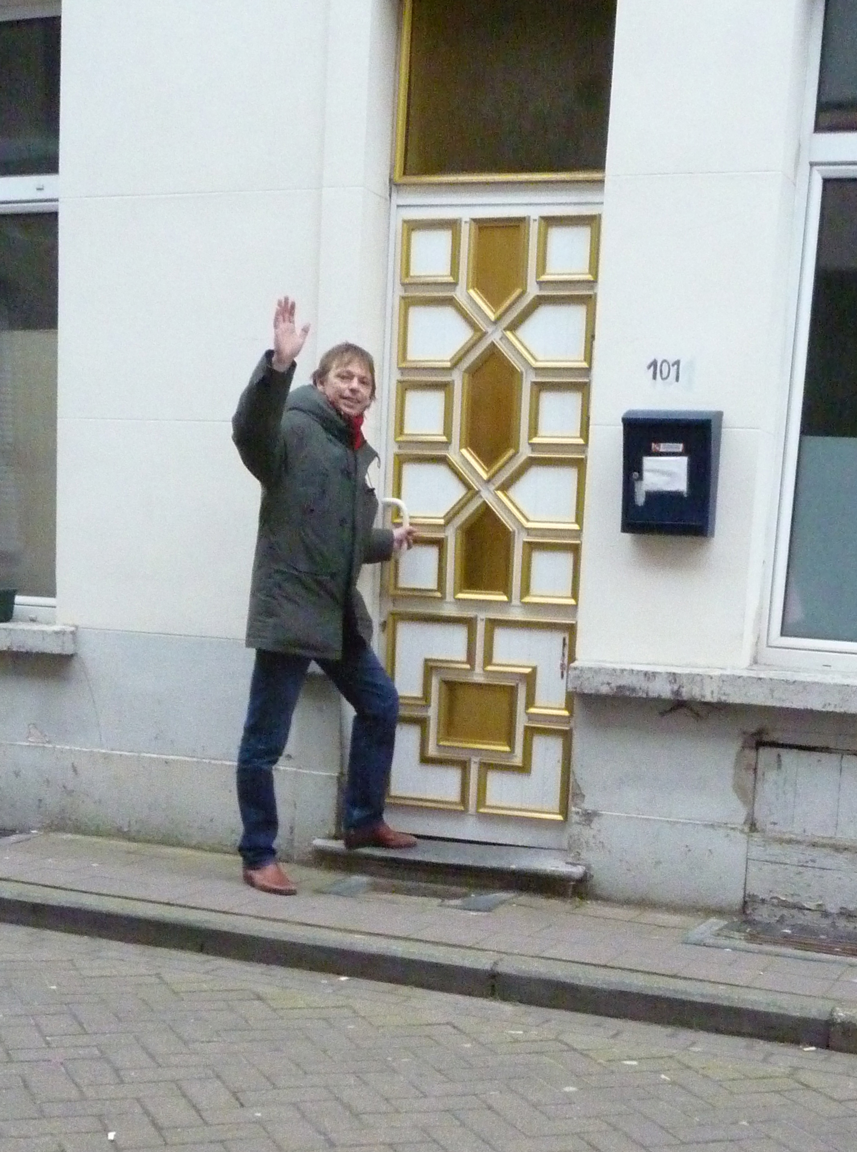 Waving Huub