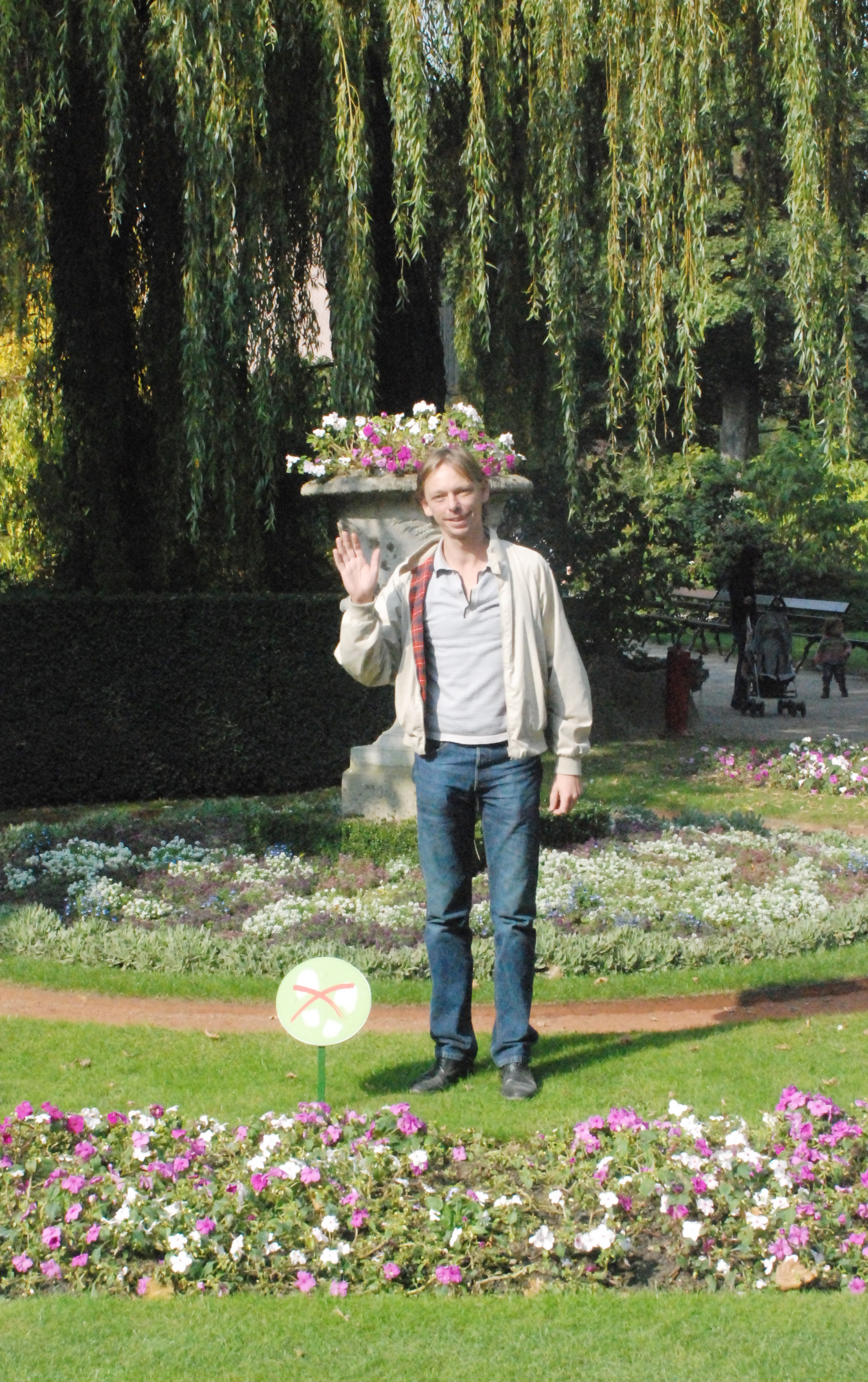 Waving Huub